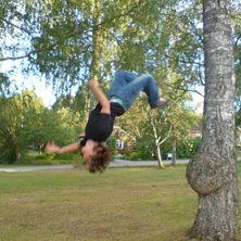 en backflip fr&aring;n en kn&ouml;l p&aring; en bj&ouml;rk (urs&auml;kta. Foto: Alexander Skoog. &Aring;kare: Jacob Hyllengren Larsson.