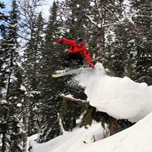 Offpistguiden Nils &Aring;slund tar luft under skidorna. Foto: Jonas Emilsson. &Aring;kare: Nils &Aring;slund.