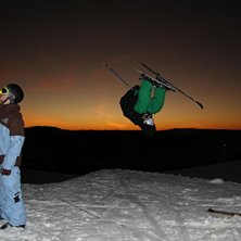 Jag drar en frontflip 
Danne fotar Rasmus
Sven f. Foto: Sven Bogg. &Aring;kare: Olle Eriksson.