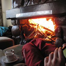 Iransk afterski med tea, backgammon, vattenpipa, o. Foto: Tjuvis. &Aring;kare: Iransk stol.
