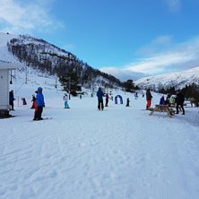 Laurdag 21/1
Mange barn som koser p&aring; barneomr&aring;de.