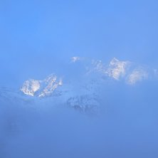 Efter tv&aring; dagars konstant sn&ouml;ande s&aring; skymtar vi. Foto: Michael Mslmros.