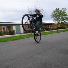 Wheelie. Foto: Fredrik Turri. &Aring;kare: Gustav.