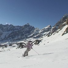 Lite sv&auml;ngar p&aring; v&auml;g ner mot byn och bilen.. Foto: Fredrik Sandstr&ouml;m. &Aring;kare: Ronja Sandstr&ouml;m.