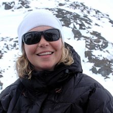 anna h&auml;nger p&aring; r&auml;cket utanf&ouml;r hus 3. Foto: jag. &Aring;kare: s&ouml;ta anna.