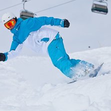 Marc provar att droppa 50 cm puder rakt under lift. Foto: Peter Igelhammar. &Aring;kare: Marc Ravn.