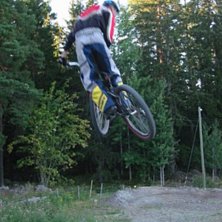 Lill-Sven provar nya plat&aring;hoppet.. Foto: ?. &Aring;kare: Sven W.