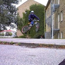 Litet hopp i G&auml;vle. Foto: Erik C. &Aring;kare: Dippis.