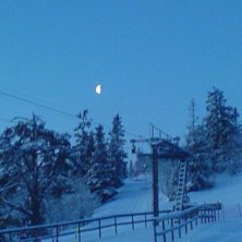 M&aring;nen lyser &ouml;ver Vemdalsskalet. Foto: Pontus Norrlander.