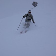 Ett kanon&aring;k i totalt sn&ouml;ov&auml;der p&aring; glaci&auml;ren. Foto: Jon J&ouml;nsson. &Aring;kare: Christian Skoog.
