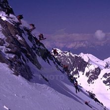 N-Z rider Craig Anderton spins off a cliff. Foto: Yves Garneau. &Aring;kare: Craig Anderton.