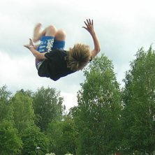 G&ouml;r den gr&aring;a dagen skoj.. Foto: Viktor andersson. &Aring;kare:  Mattias W.