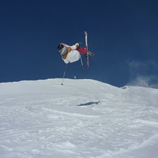 Lincon upp ur pistkanten, med pistskidor!. Foto: Emelie Klingvall. &Aring;kare: Jagsan.