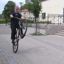 En wheelie Igen;)p&aring; bak slangen. Foto: Robin Andersson. &Aring;kare: Daniel Landell.
