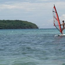 jag har &auml;ntligen l&auml;rt mig windsurfing! =). Foto: Tias. &Aring;kare: Saz.