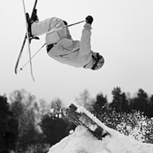 K&ouml;r en backflip p&aring; ett litet hopp i slutet av ma. Foto: Staffan &Auml;delqvist. &Aring;kare: David Husberg (jag).