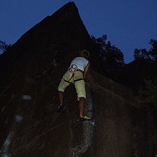 P&aring; v&auml;g uppf&ouml;r P&auml;rleporten 6a+ i m&ouml;rkret.. Foto: Johan Vall. &Aring;kare: Erik S&ouml;derhj&auml;lm.