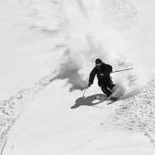 Adam tar ordentligt med fart p&aring; face 2 i Zermatt. Foto: Robin Ljungqwist. &Aring;kare: Adam Jonsson.