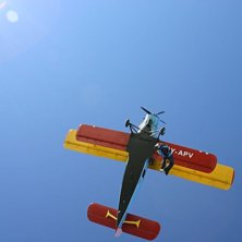 Johan l&auml;mnar v&aring;ran AN2:a med ett h&auml;rligt dyk en. Foto: Thomas Nyberg. &Aring;kare: Johan Nordin.