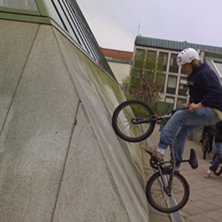 Jag hoppar upp p&aring; v&auml;ggen, eller ja, vette fan va. Foto: Rasmus S&ouml;derlund. &Aring;kare: Tor Blomqvist.