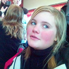 Olivia sitter och v&auml;rmer sif i v&auml;rmestugan, gl&ouml;. Foto: Hanna B. &Aring;kare: Olivia C.