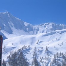 Tv&aring; pist&ouml;rers sp&aring;r ner efter att ha r&ouml;jt lavin. Foto: Martin Bengtsson. &Aring;kare: Pisteur-sp&aring;r....