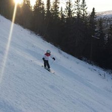 Lovisa 7 &aring;r st&aring;r p&aring; nerf&ouml;r stora nacken i Tand. Foto: Fredric. &Aring;kare: Lovisa.