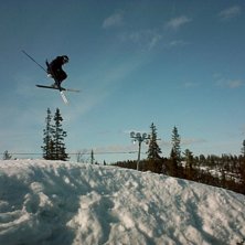 jag g&ouml;r en tailgrab i bigjumpen p&aring; dundret. Foto: vilhelmina lidstr&ouml;m. &Aring;kare: marta lidstr&ouml;m.
