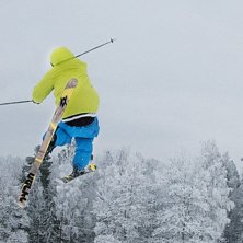 Kristoffer hoppar det stora hoppet p&aring; Bruket. Foto: Fredric Johansson. &Aring;kare: Kristoffer.
