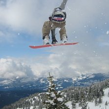 Hoppar &ouml;ver ett tr&auml;d. Foto: Amanda Lingpling. &Aring;kare: Johan Christensson.
