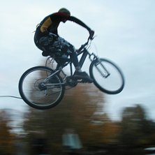 Jag provar att flyga med en cykel. =). Foto: Andreas &Ouml;stlund. &Aring;kare: Viktor Mattsson.