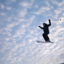 Testar att hoppa med monoski.... Foto: Klas Rudolfsson. &Aring;kare: Linus Bj&ouml;rk.