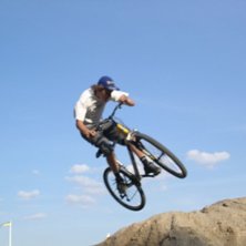 p&aring; v&auml;g att landa i en liten uppf&ouml;rsr trappa. Foto: Daniel Landell. &Aring;kare: Robin andersson.