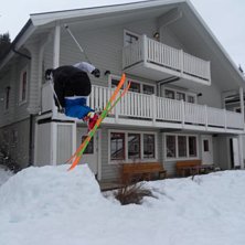 Hoppa lite vid stugan. Foto: Jockiz. &Aring;kare: Adrian Sj&ouml;strand.