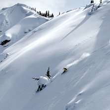 Amelie tar sig an en fint &aring;k i Kickings backcount. Foto: Emil Rydell. &Aring;kare: Amelie Johnsson.