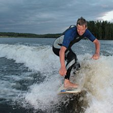 Surfing in the big waves... Foto: Carl Nordin. &Aring;kare: Jonas nordin.
