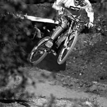 David Warg tar luft och tweakar ut hojen p&aring; det g. Foto: Mattias Fredriksson. &Aring;kare: David Warg.