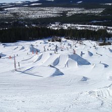 kl&auml;ppens snowpark n&auml;r den &auml;r som b&auml;st - i v&aring;r. Foto: sanna tidstrand. &Aring;kare: kl&auml;ppen snowpark!.