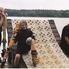 Man hoppar ut med skidor i vattnet... Foto: Daniel Lotfi. &Aring;kare: Rasmus bergmark.