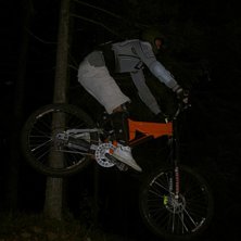 N&aring;got mycket fram&aring;tvikt i hoppet. Fr&aring;n downhill. Foto: Fredrik Johansson. &Aring;kare: Oskar Sund.