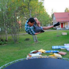 Testa lillebrorsans ny kamera. Foto: Arvid Ekman. &Aring;kare: Peter Ekman.