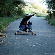 h&auml;rlig longboardsession i v&aring;rsolen! slide!

. Foto: Johan. &Aring;kare: jonathan glad.