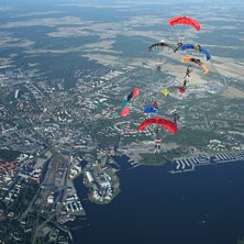 Canopy Formation, Svenskt rekord f&ouml;rs&ouml;k. Ett lit. Foto: Oskar Segerstr&ouml;m. &Aring;kare: Svenskt rekord i CF, fallsk&auml;rm.