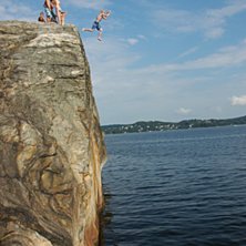 Ett svanhopp fr&aring;n BaseCamp p&aring; 11 meters h&ouml;jd.. Foto: Sanna O. &Aring;kare: H&aring;kan &Ouml;dman.