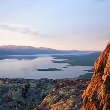 S&aring; underbart som det kan bli en sommarnatt p&aring; Nj. Foto: Erik Thorsell.