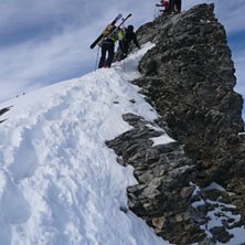P&aring; v&auml;g uppf&ouml;r f&ouml;r att sedan ta sig ner p&aring; Tit. Foto: Erik Isberg. &Aring;kare: Stefan Pettersson o Uffe Gustafsson.