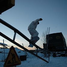 Boardslide fr&aring;n lastbilen. Foto: Simon Dahl. &Aring;kare: Jocke Hammar.