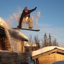 Jesper hoppar fr&aring;n taket.. Foto: Jens Jonsson. &Aring;kare: Jesper Jonsson.