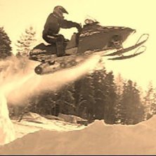 bassi hoppar vi hemmabacken me sin polaris xc 440.. Foto: jag-bj&ouml;rn ahlskog. &Aring;kare: sebastian h&auml;ggblom.