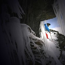 En klippe med vakre istapper. Foto: Michael Stolic. &Aring;kare: Jonte Ejvemark.